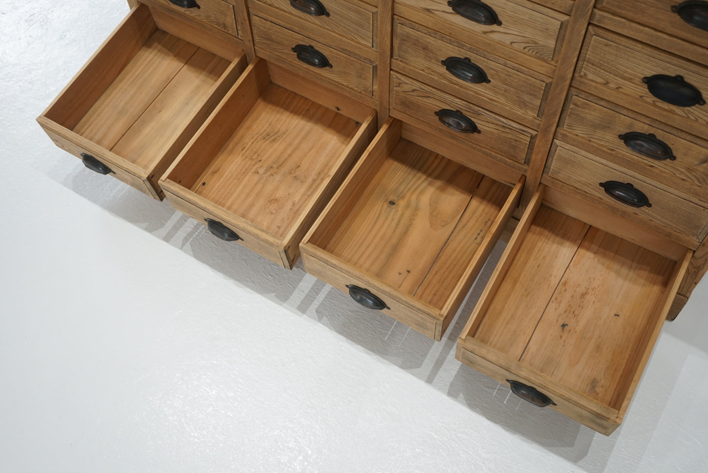 引き出し24杯の収納棚