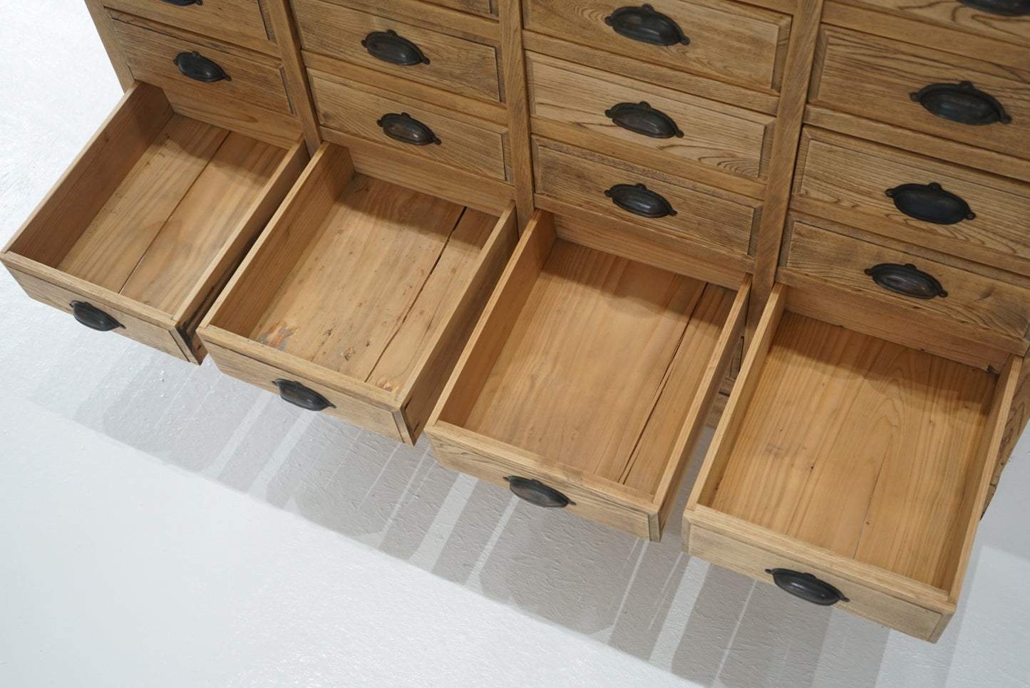 引き出し24杯の収納棚