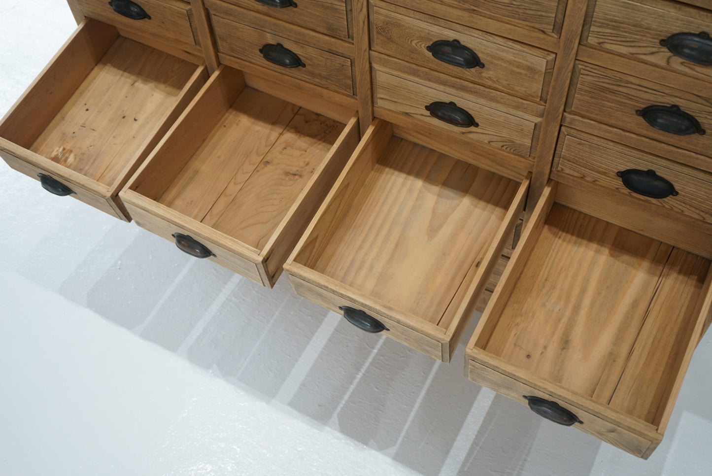 引き出し24杯の収納棚