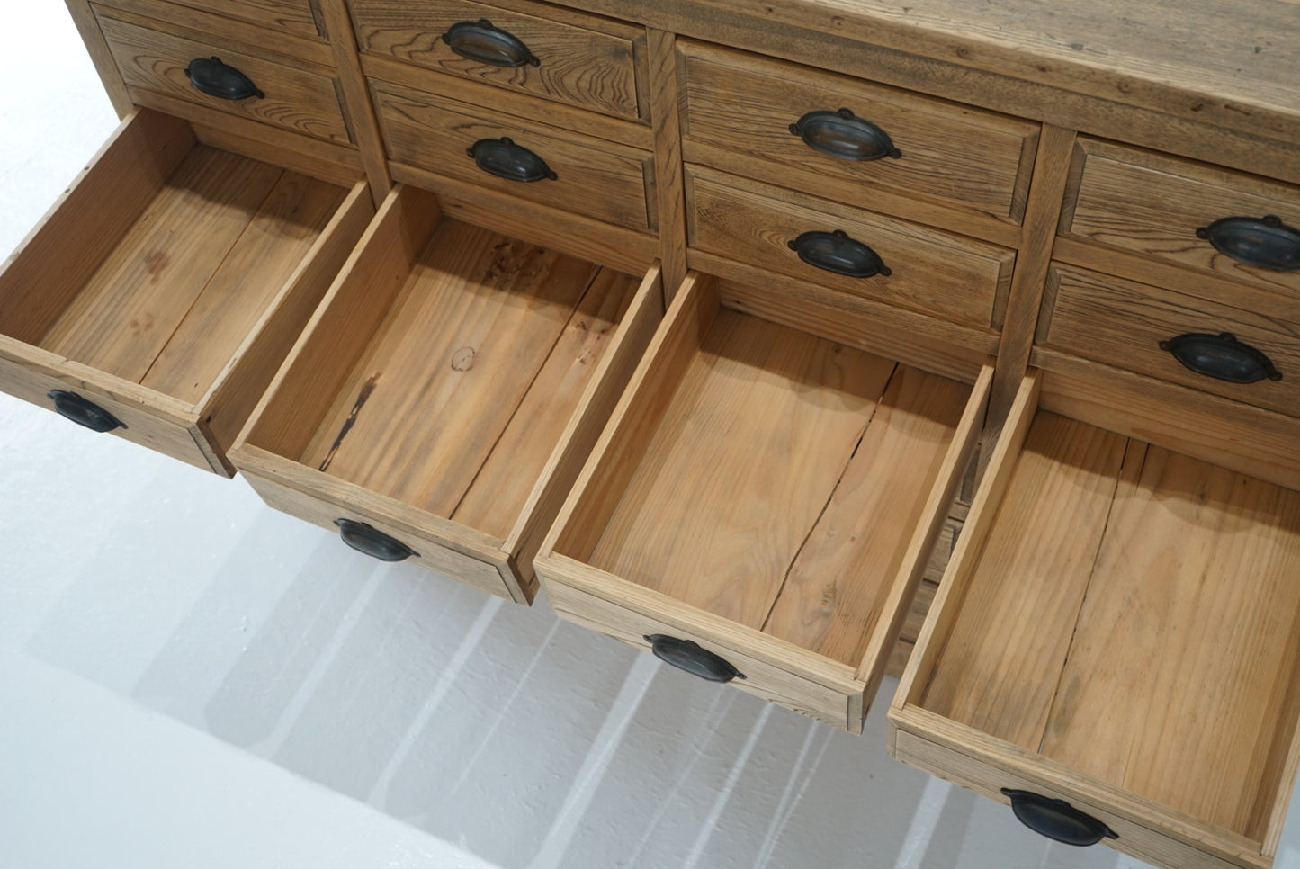 引き出し24杯の収納棚