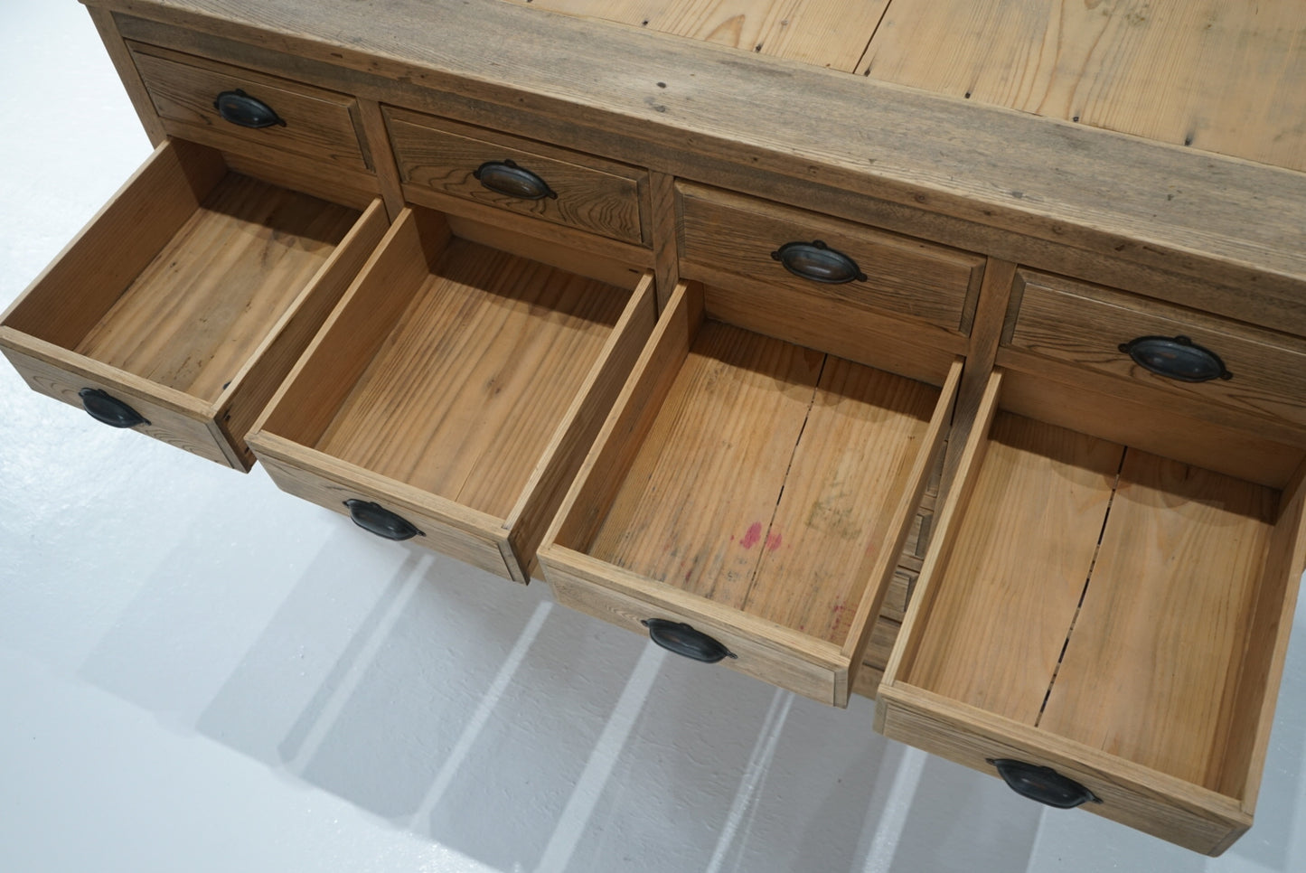 引き出し24杯の収納棚