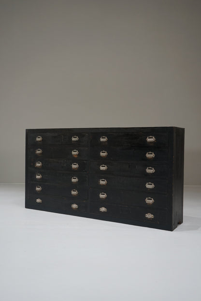 引き出し12杯の収納棚