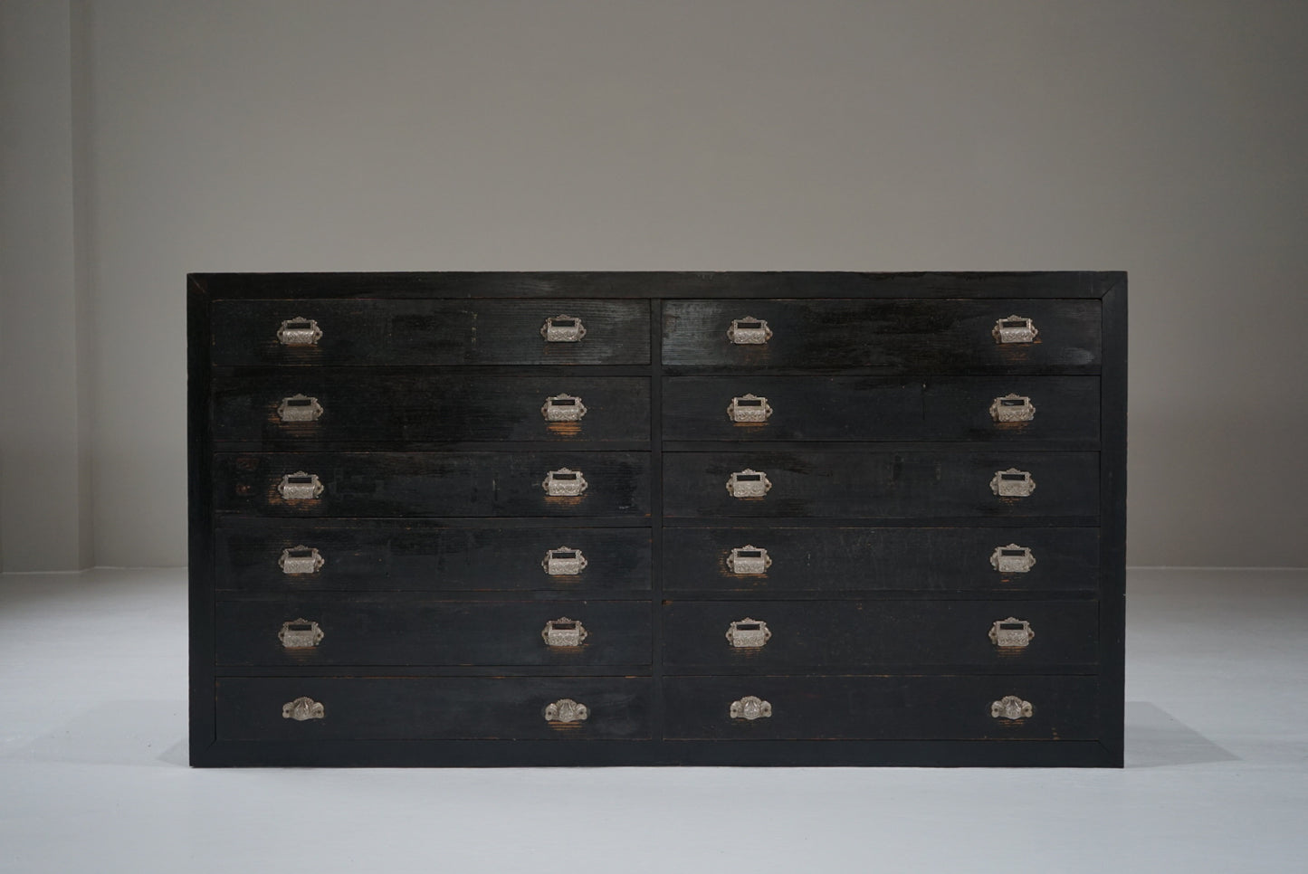 引き出し12杯の収納棚