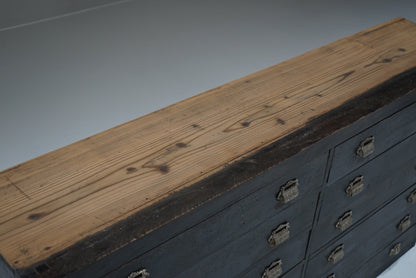 引き出し12杯の収納棚