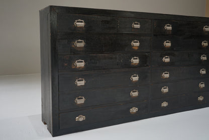 引き出し12杯の収納棚