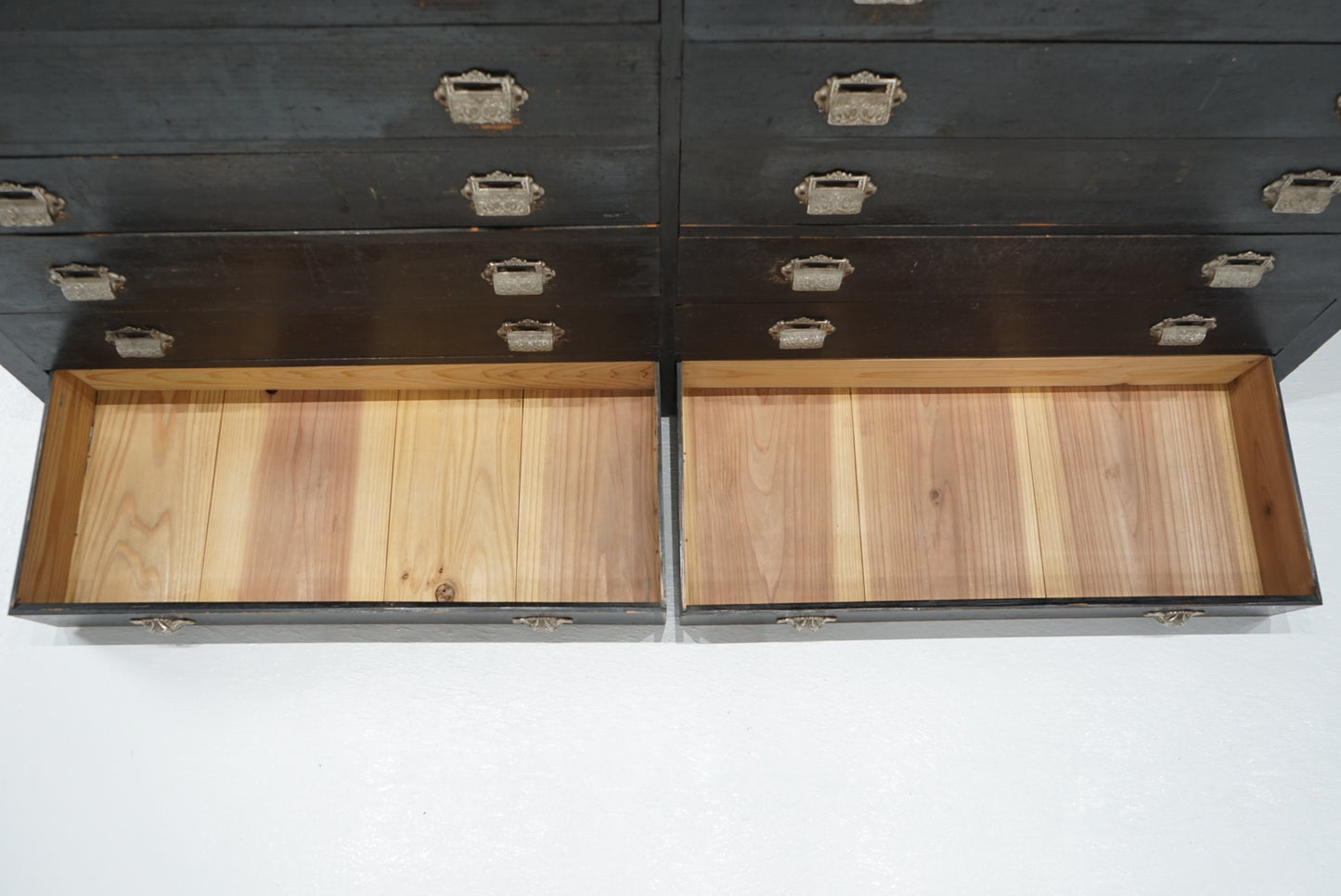 引き出し12杯の収納棚