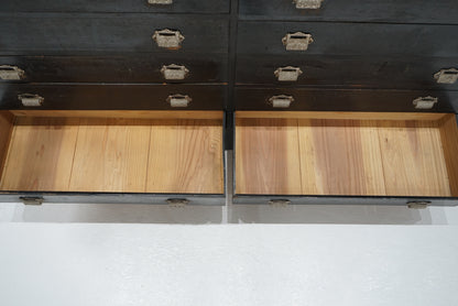 引き出し12杯の収納棚