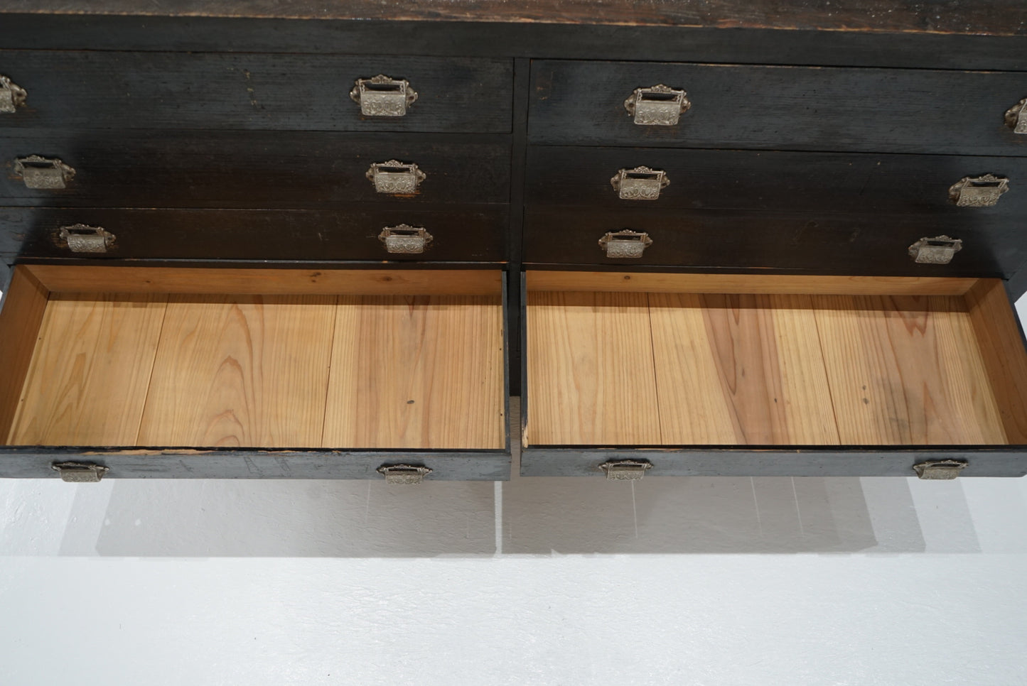 引き出し12杯の収納棚