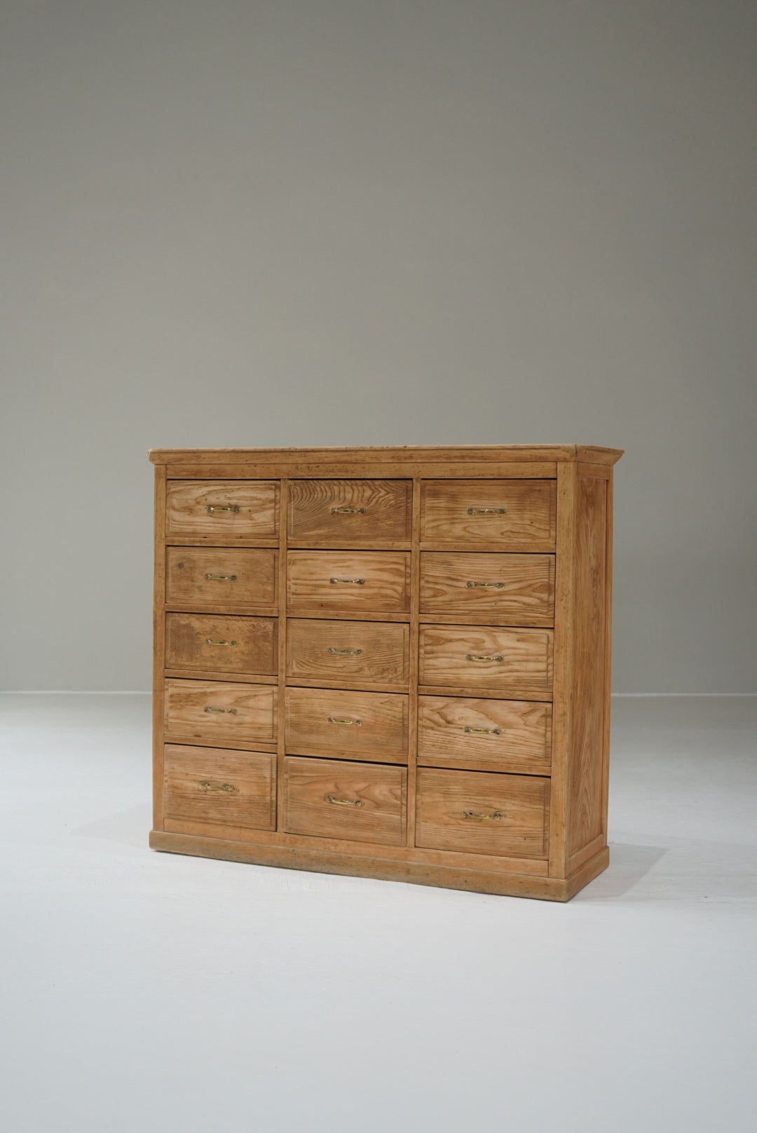 引き出し15杯の収納棚