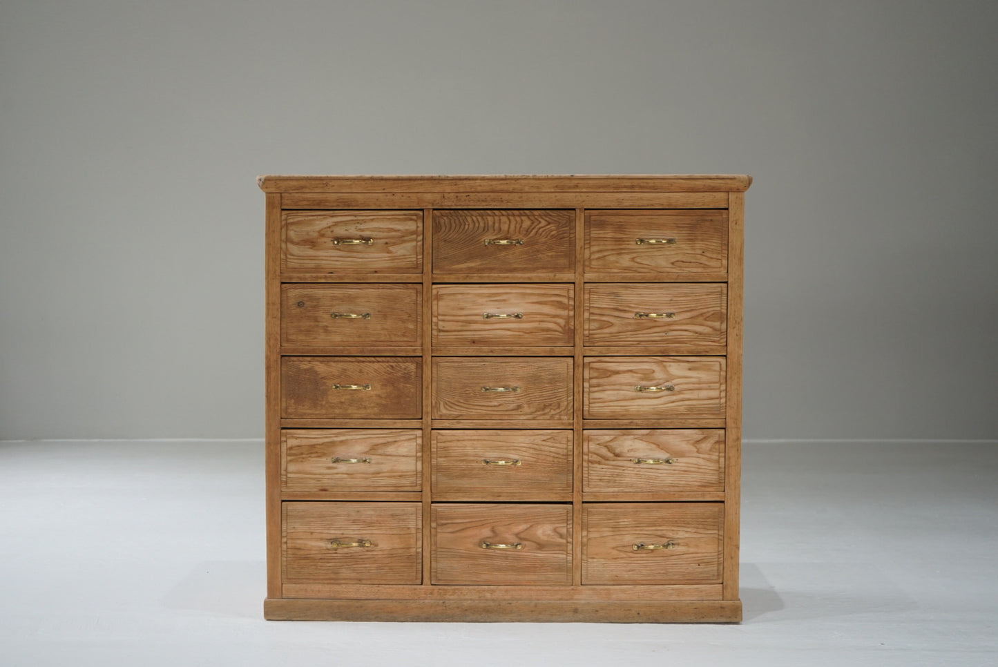 引き出し15杯の収納棚