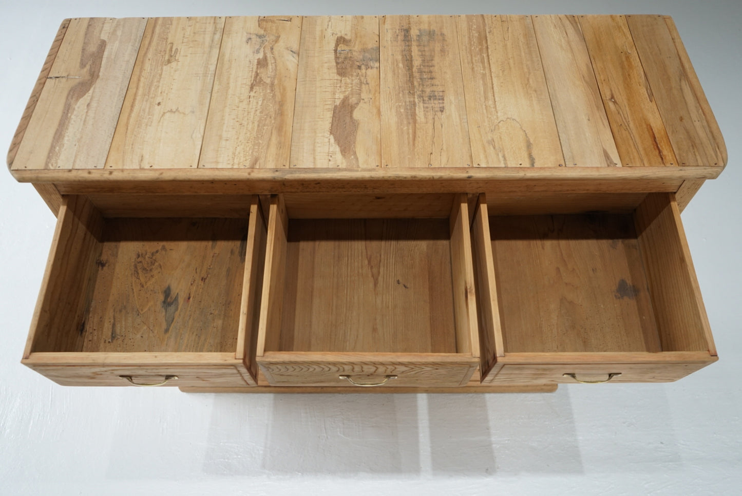 引き出し15杯の収納棚