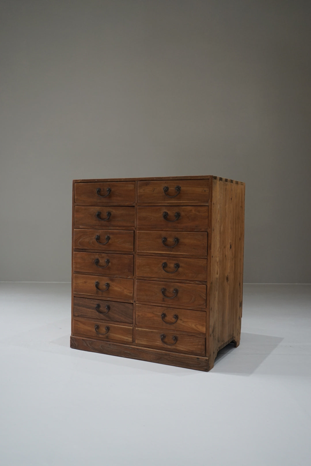 引き出し14杯の収納棚