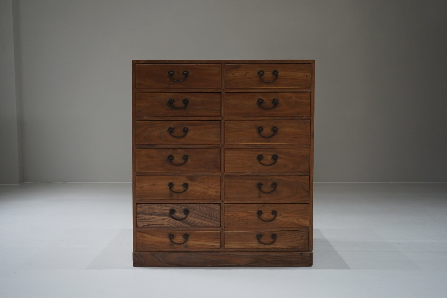 引き出し14杯の収納棚