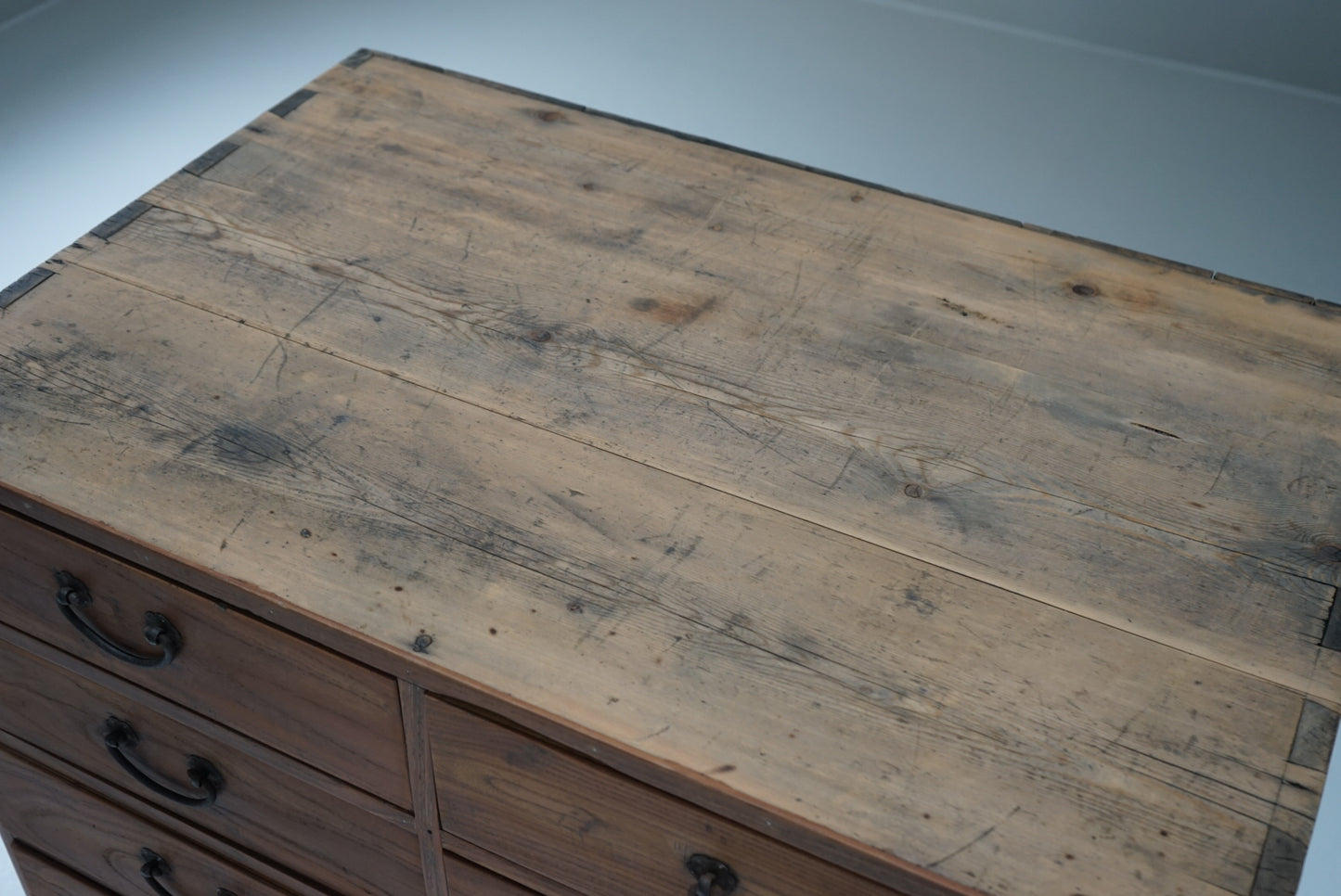 引き出し14杯の収納棚