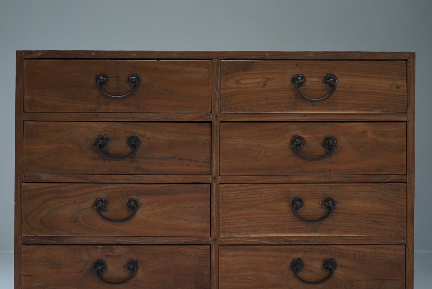 引き出し14杯の収納棚