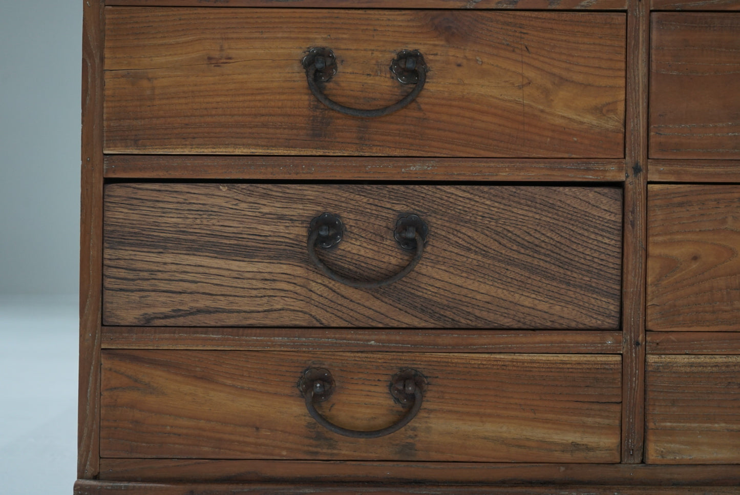 引き出し14杯の収納棚