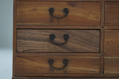 引き出し14杯の収納棚