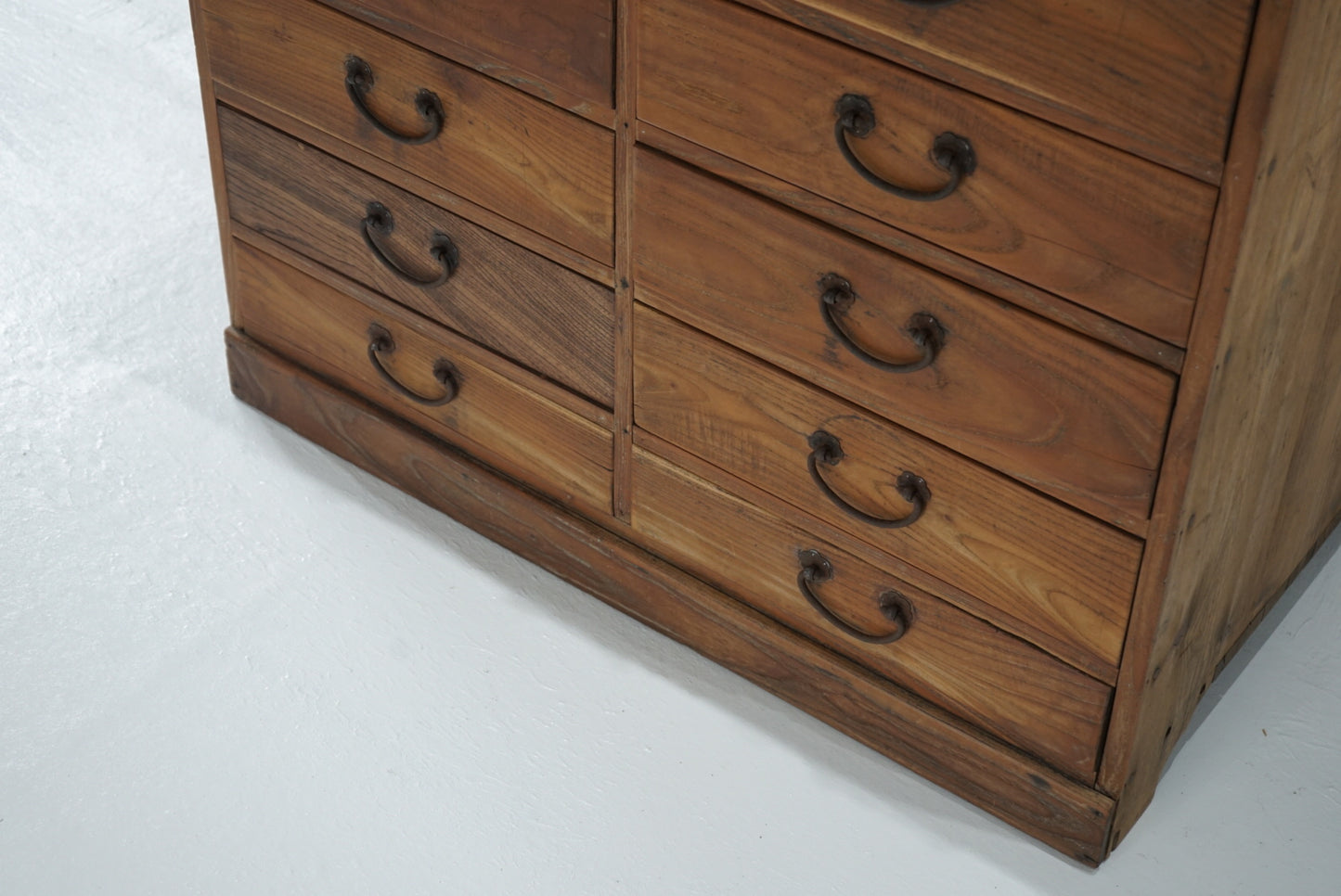 引き出し14杯の収納棚