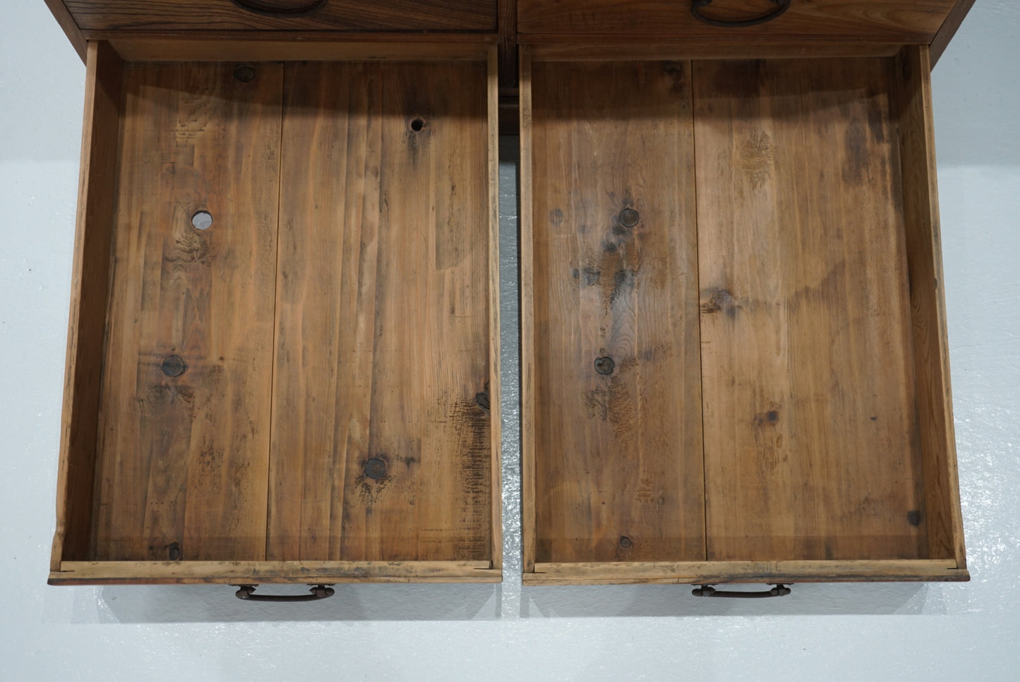 引き出し14杯の収納棚