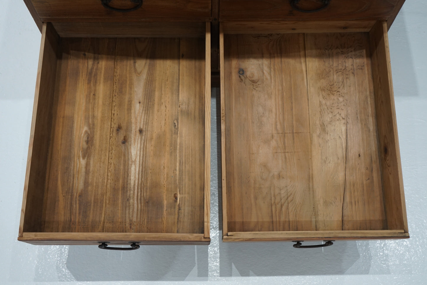 引き出し14杯の収納棚