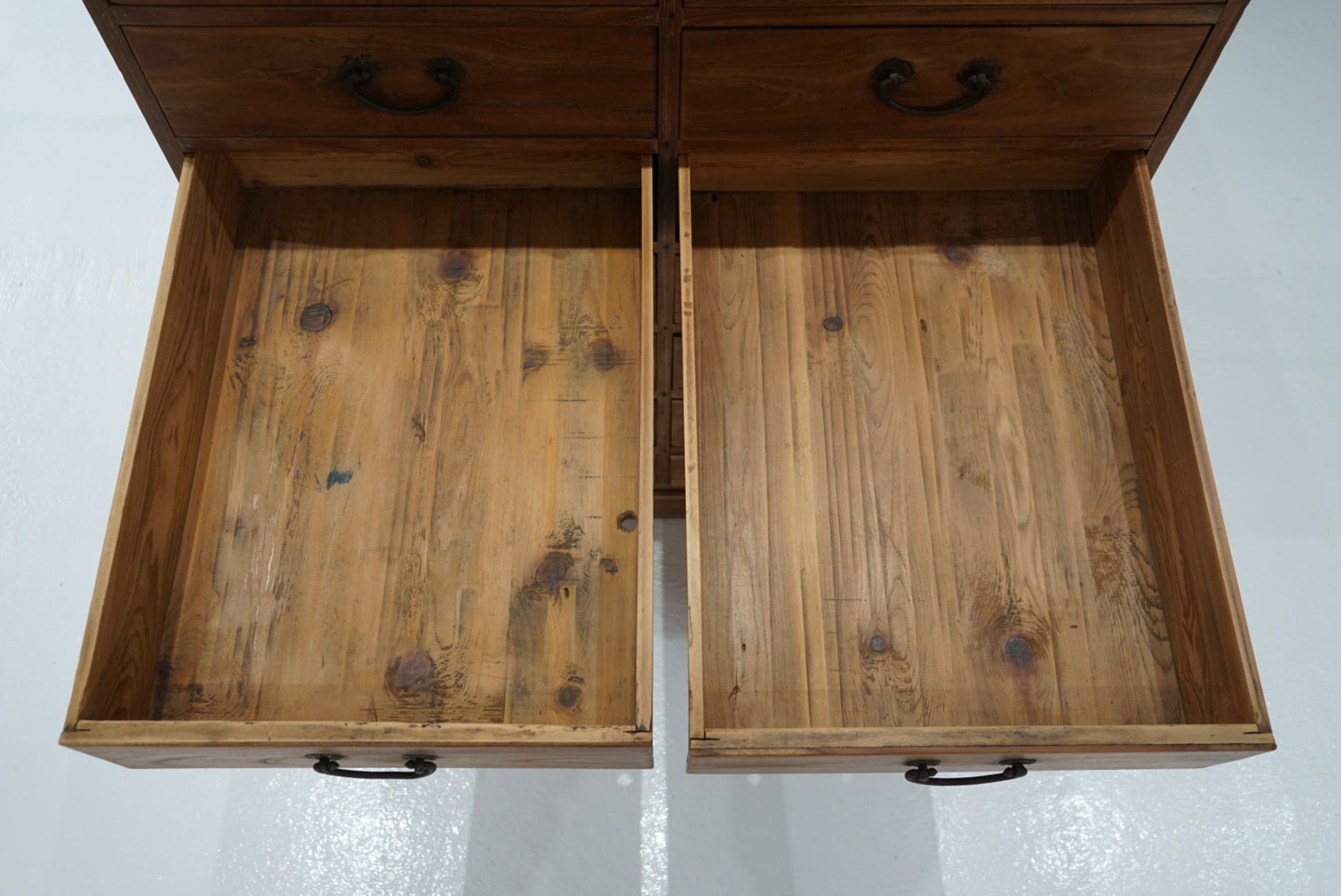 引き出し14杯の収納棚