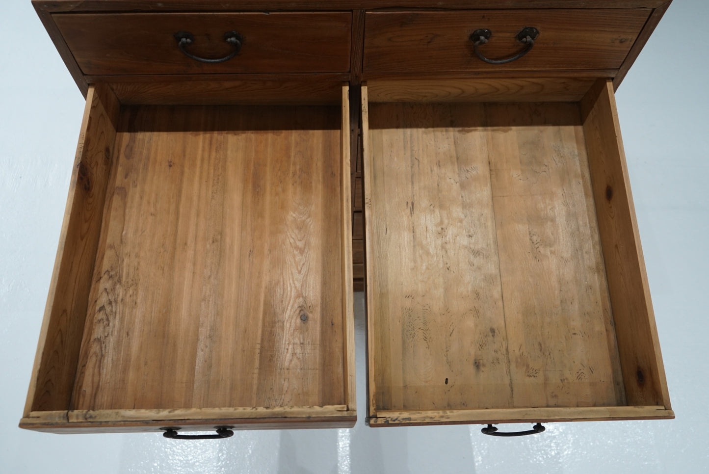 引き出し14杯の収納棚