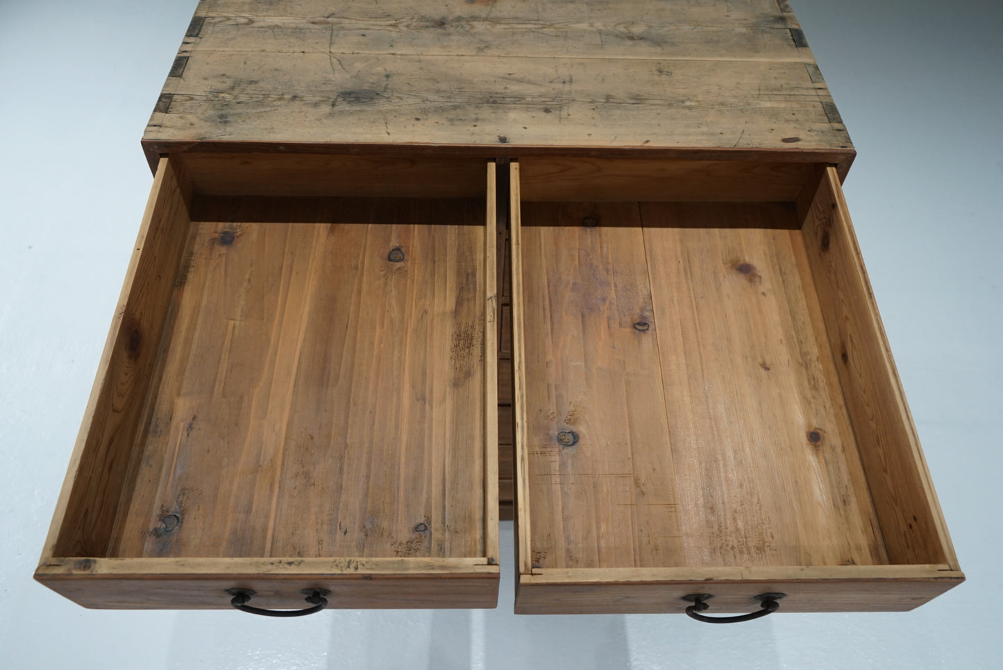 引き出し14杯の収納棚