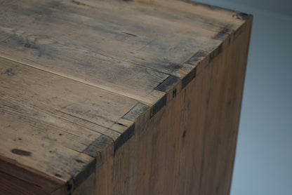 引き出し14杯の収納棚