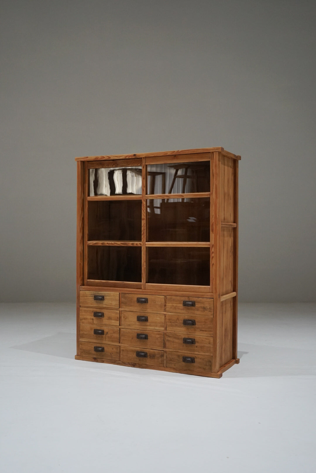 引き出し12杯の収納棚