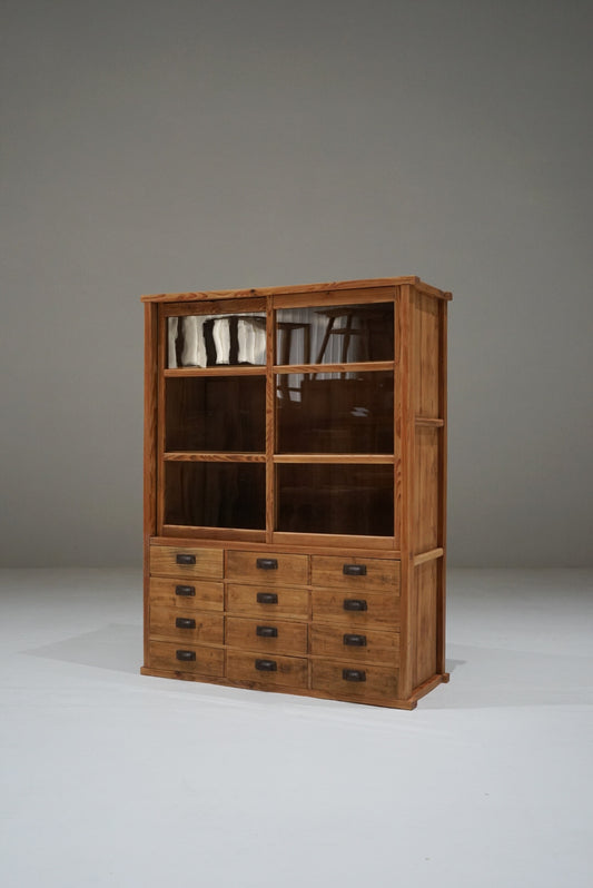 引き出し12杯の収納棚