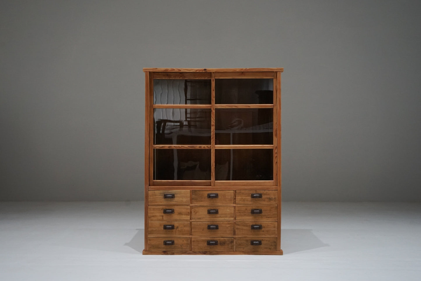 引き出し12杯の収納棚