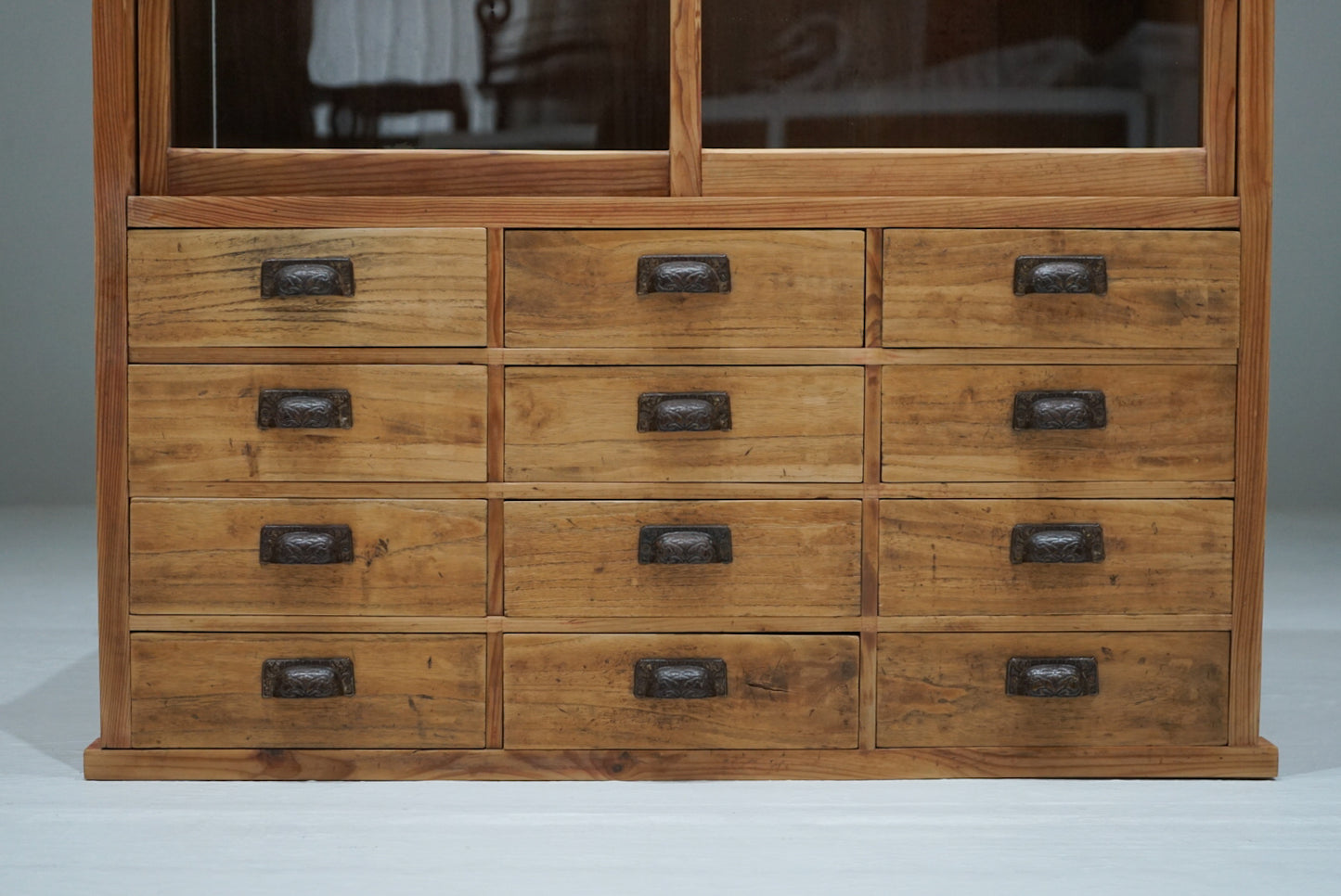 引き出し12杯の収納棚