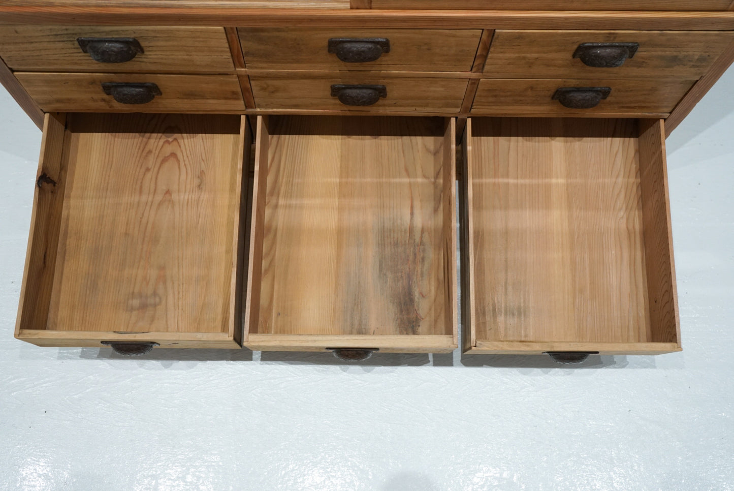 引き出し12杯の収納棚