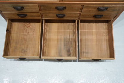 引き出し12杯の収納棚