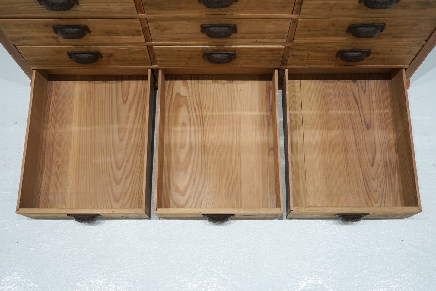 引き出し12杯の収納棚