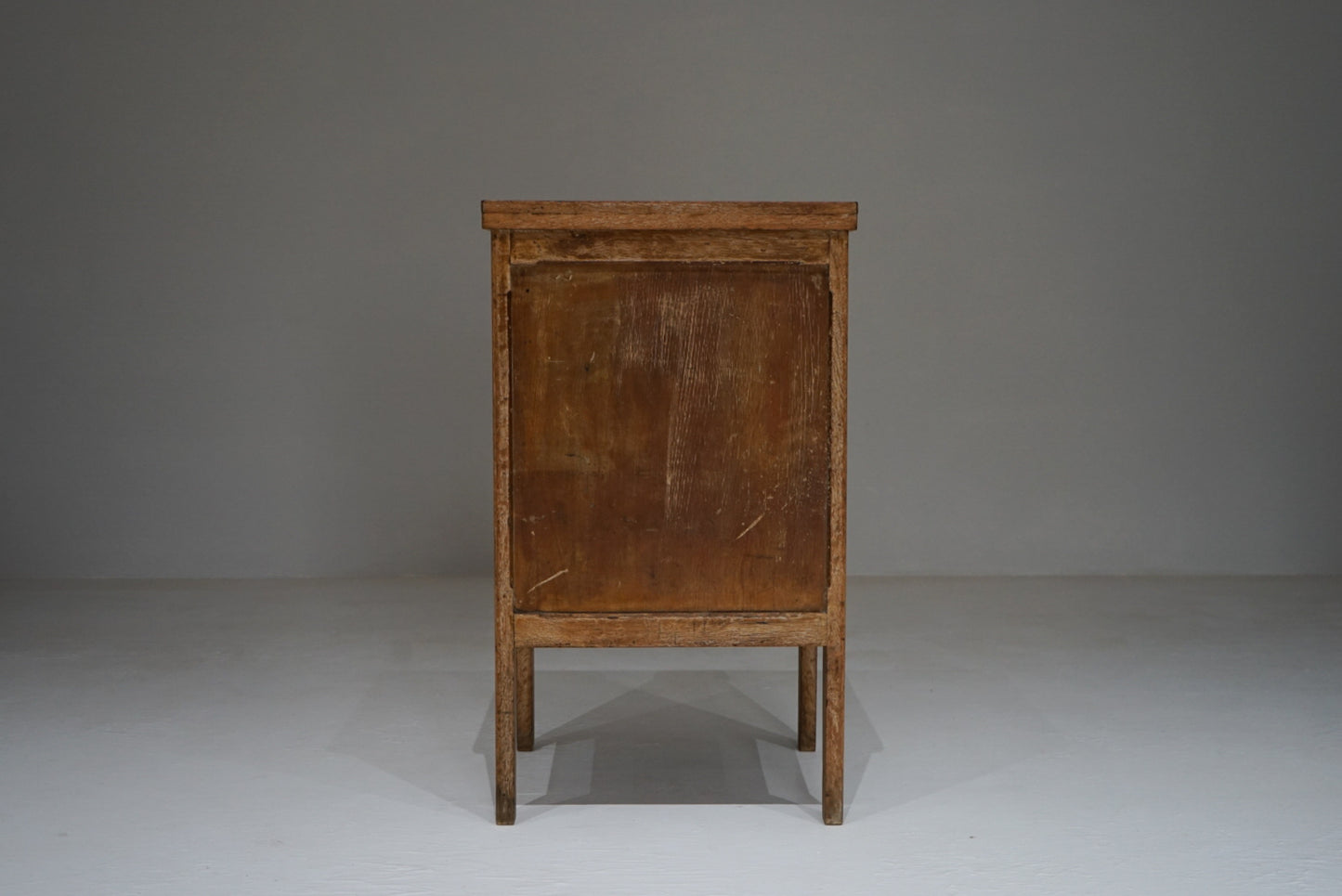 脚付きチェスト