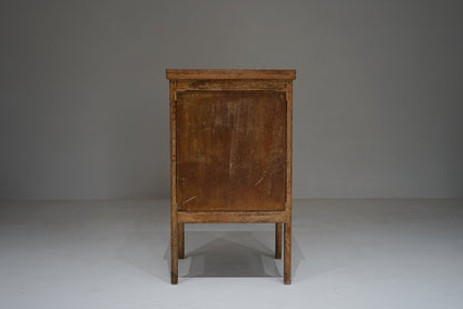 脚付きチェスト