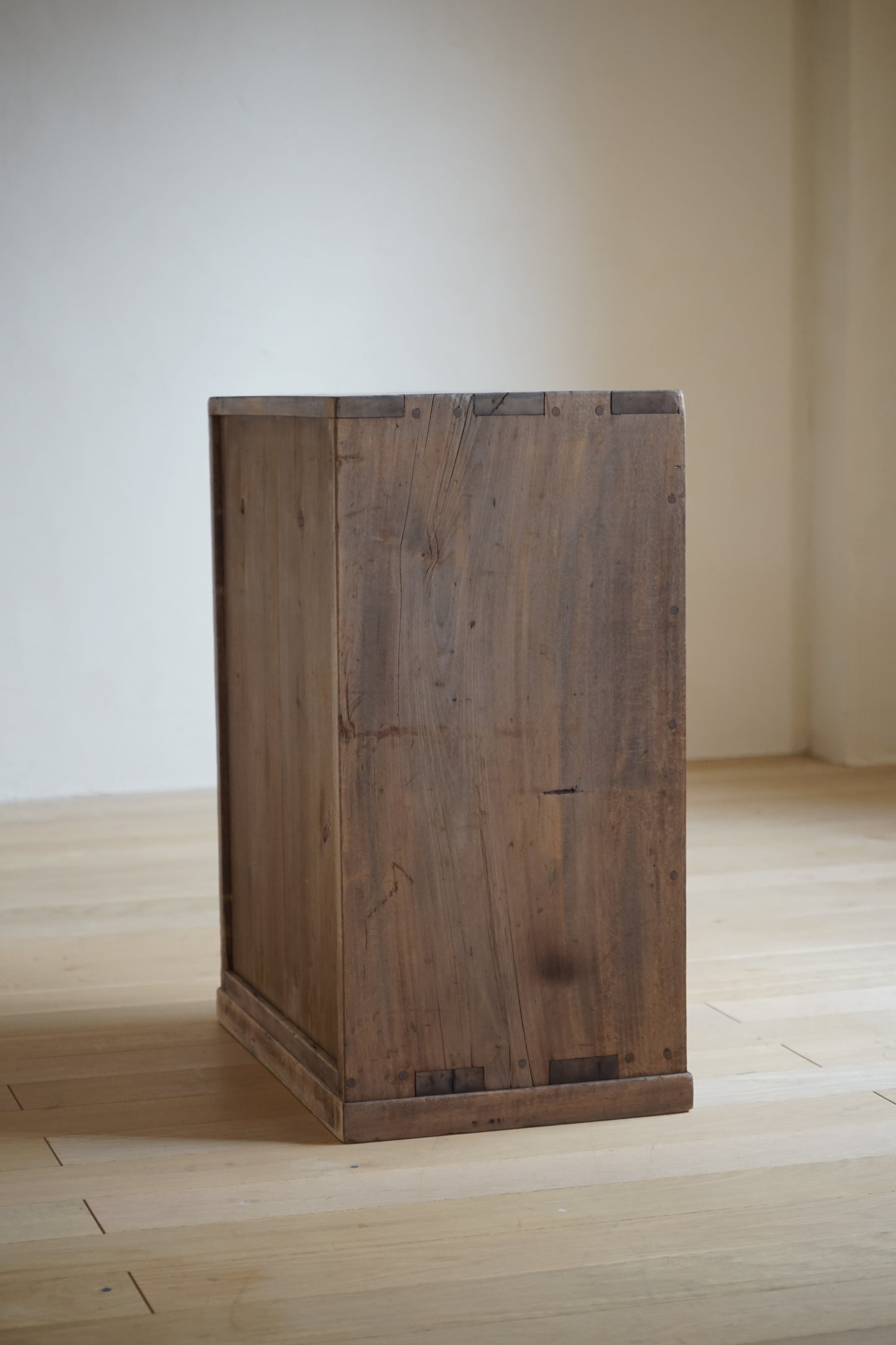 9-drawer storage chest