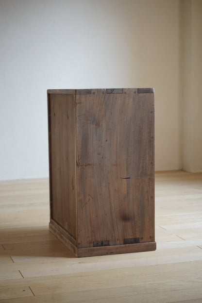 9-drawer storage chest
