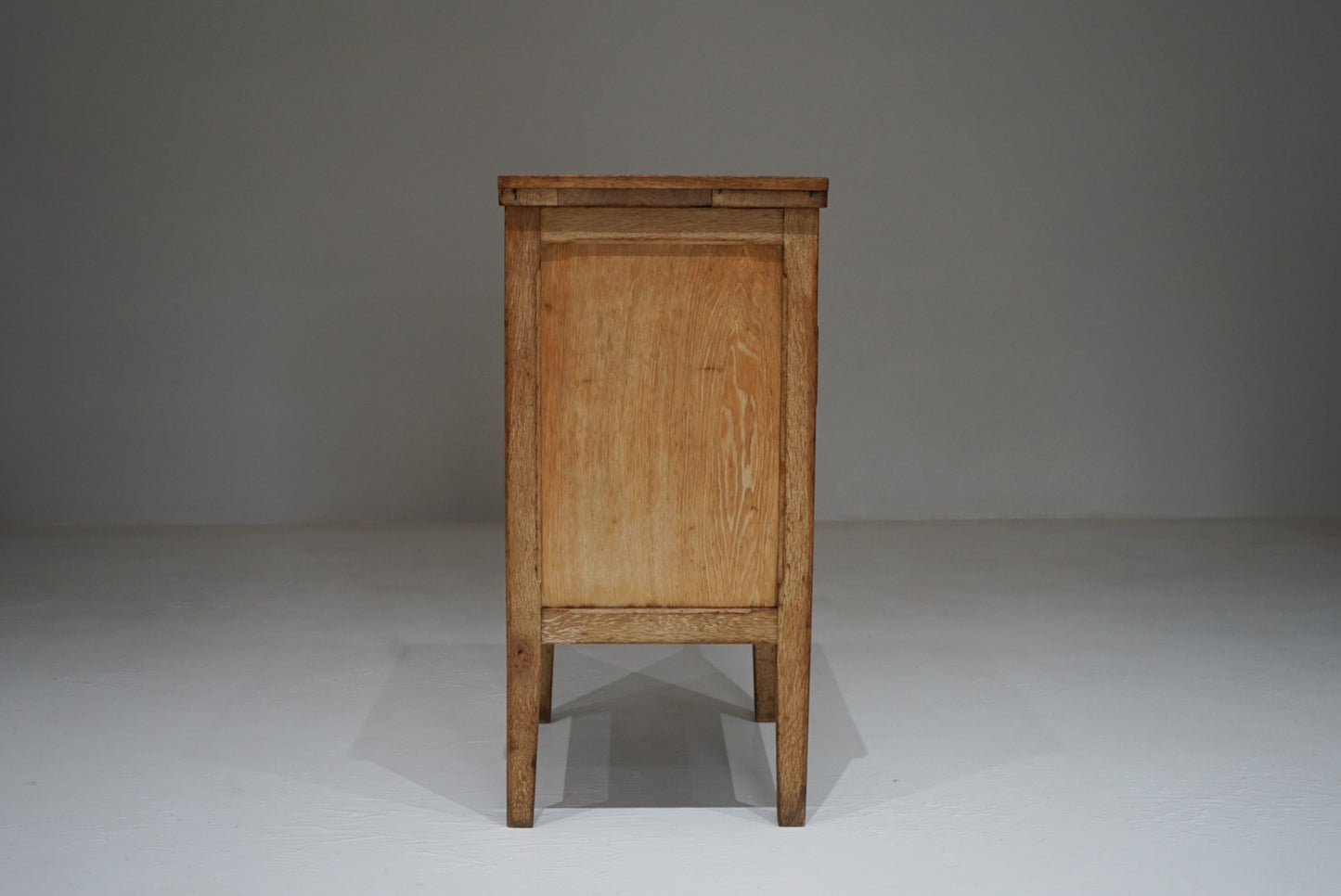 脚付きチェスト