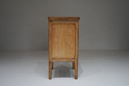 脚付きチェスト